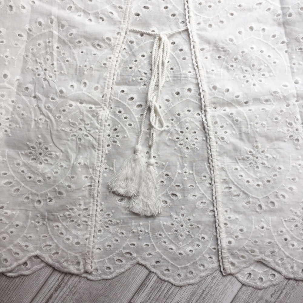 LAST: Small Open-back Eyelet Top - Picture 6 of 7